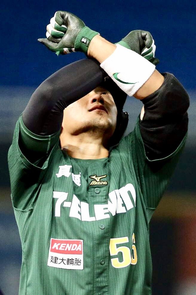 球迷一定不陌生劉芙豪擊出全壘打後的招牌動作,除了代表英文名字JAX中的X,更提醒自己無畏挑戰! 球迷一定不陌生劉芙豪擊出全壘打後的招牌動作,除了代表英文名字JAX中的X,更提醒自己無畏挑戰!