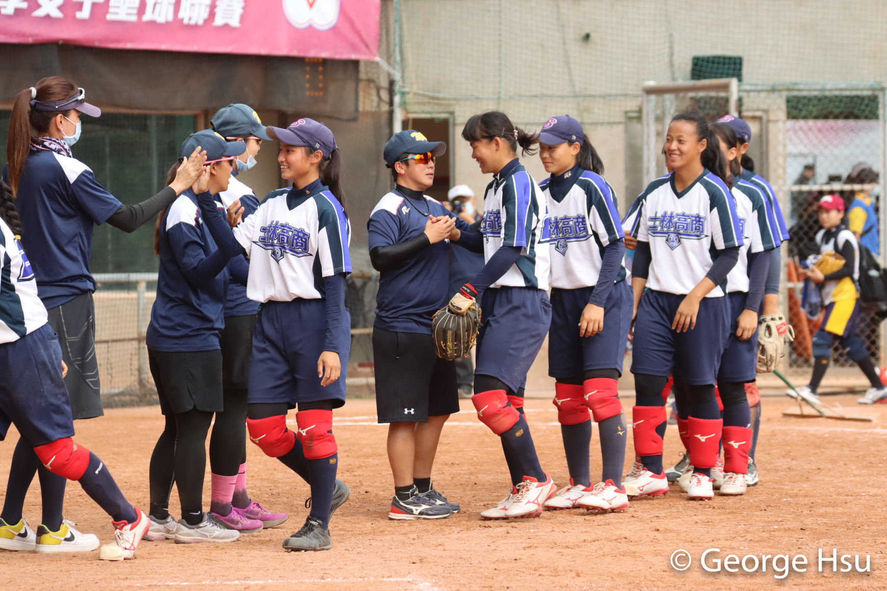 士林高商女壘隊比賽韓幸霖總教練與潘慈惠教練