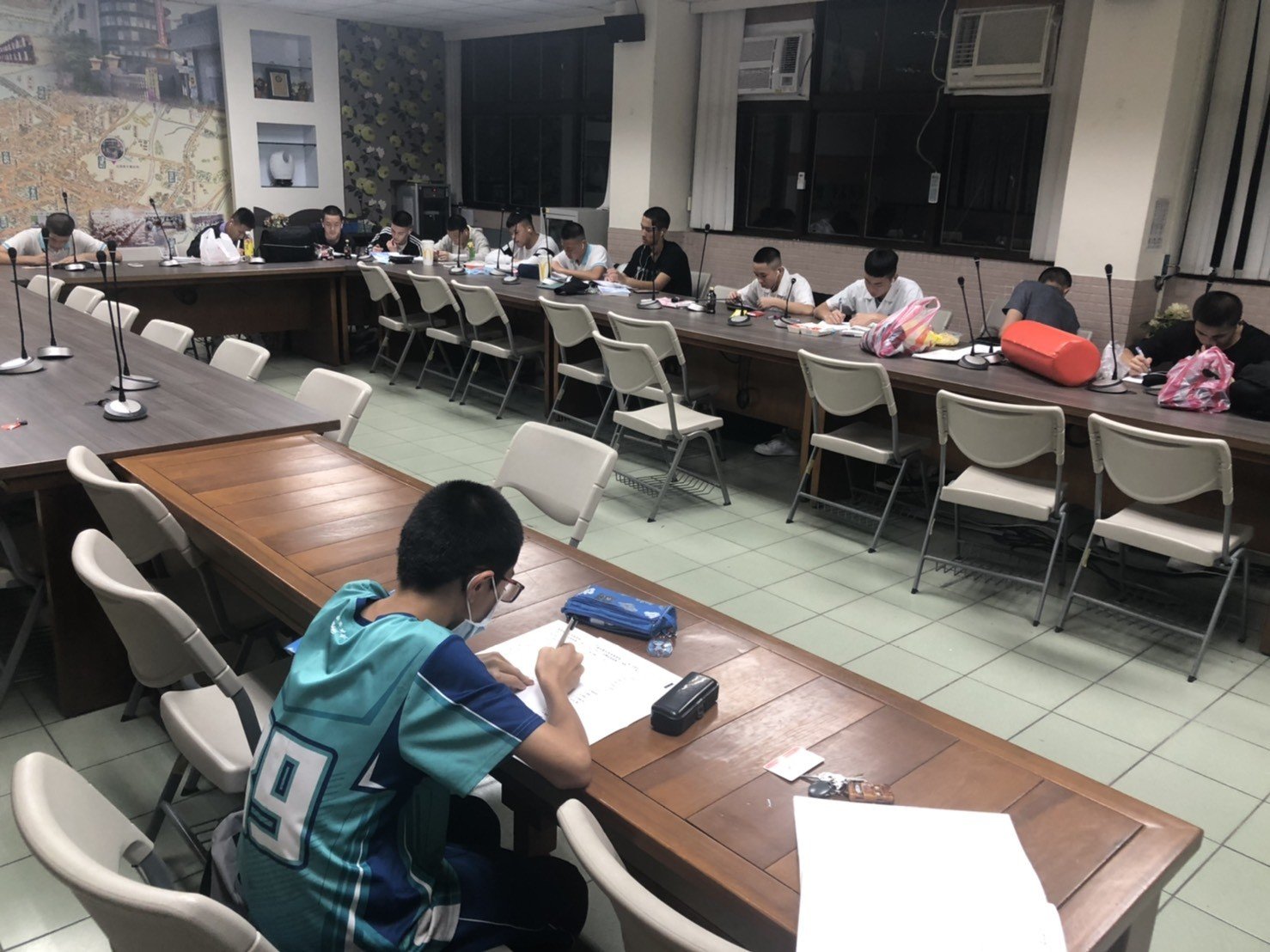Handball team students study intensively in the evening before exams 手球隊學生考試前集中晚自習