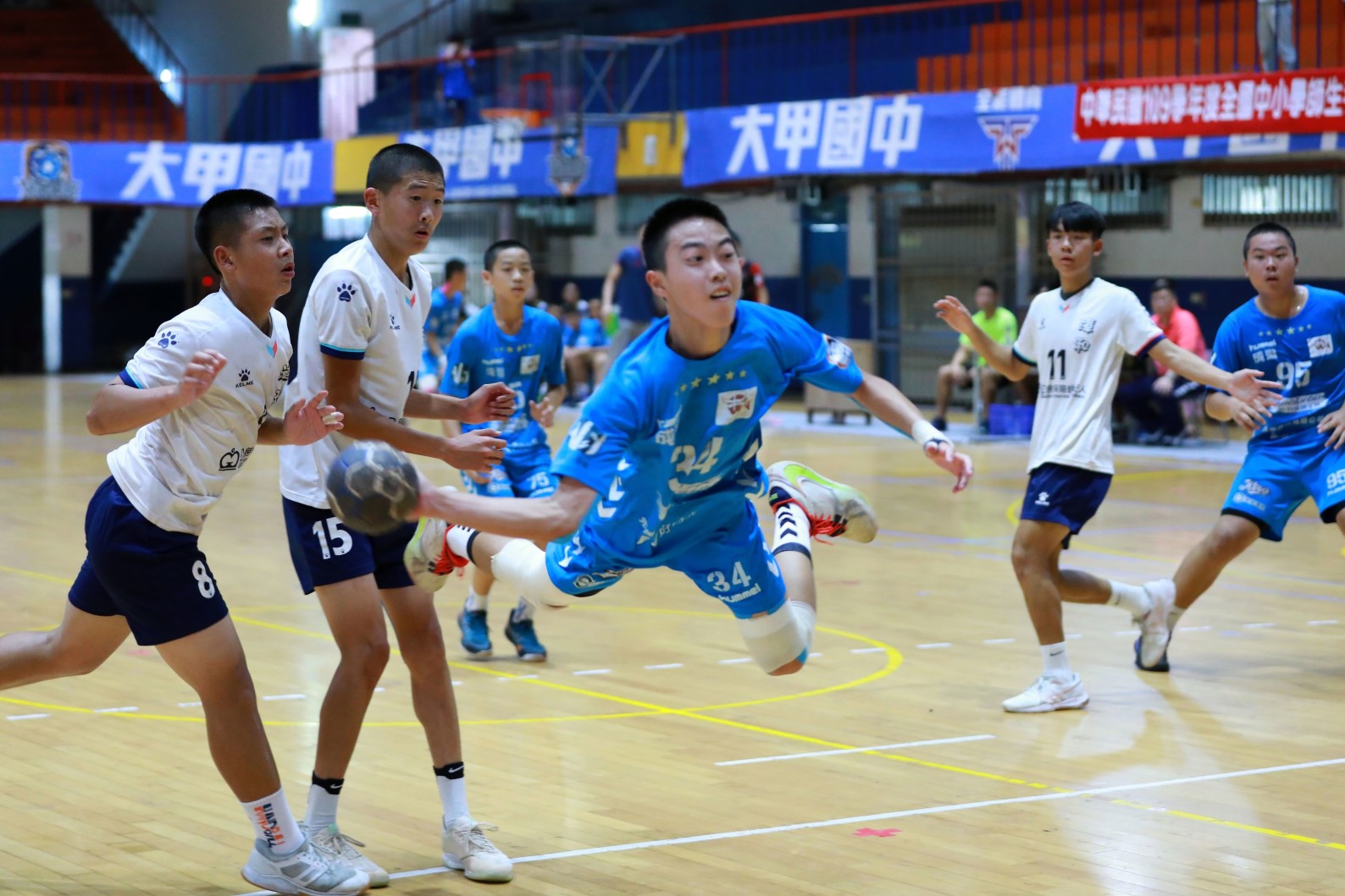 Handball is a fast-paced sport with a high speed of offense and defense. 手球運動節奏快攻防速度高