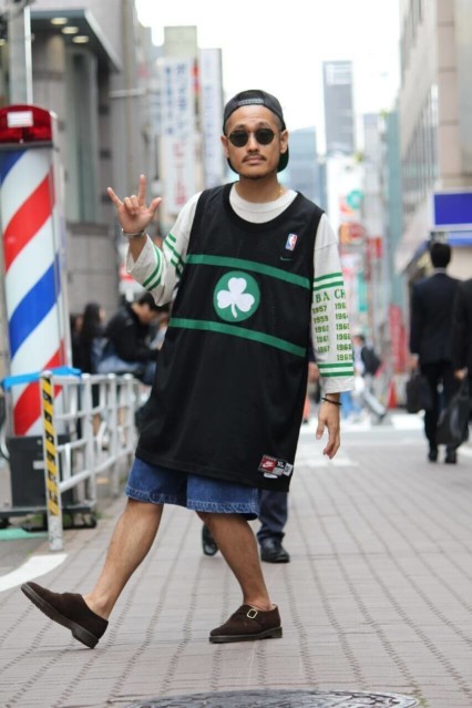 搭配簡單的褲子與球鞋