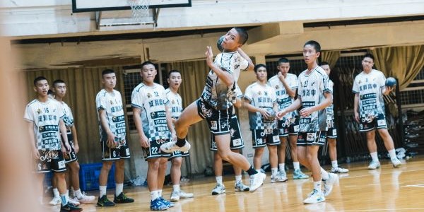 球衣種類差異：棒球服、籃球衣、足球衣怎麼挑？設計款式推薦！