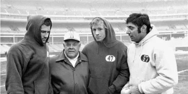 帽T(Hoodie)是在世界上至少存在了幾百年的服裝款式，但是帽T歷久不衰的秘密是？